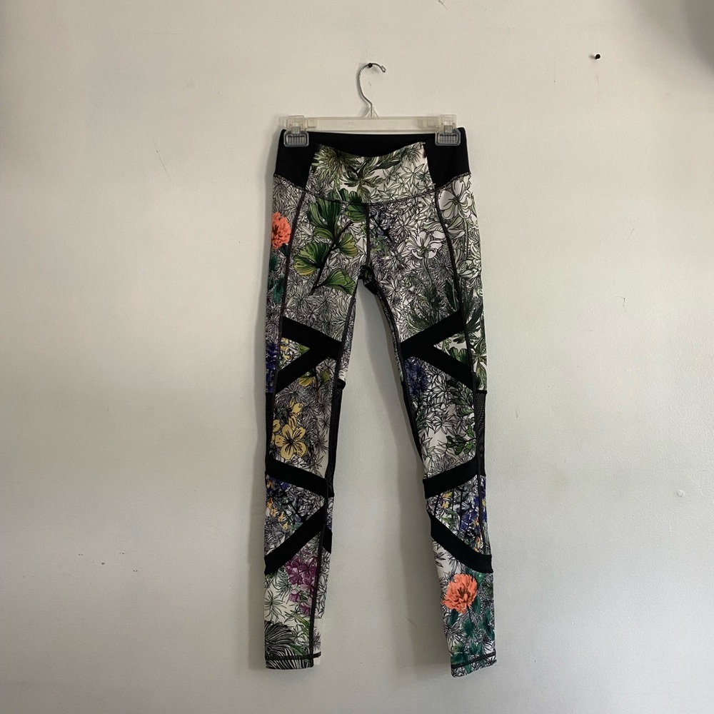Carrie underwood limited edition leggings, size small, very pretty pattern